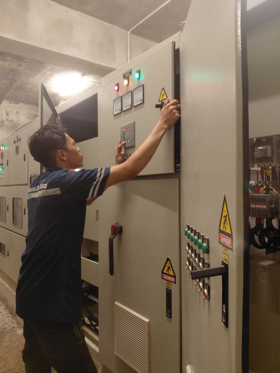Instalasi panel elektrikal