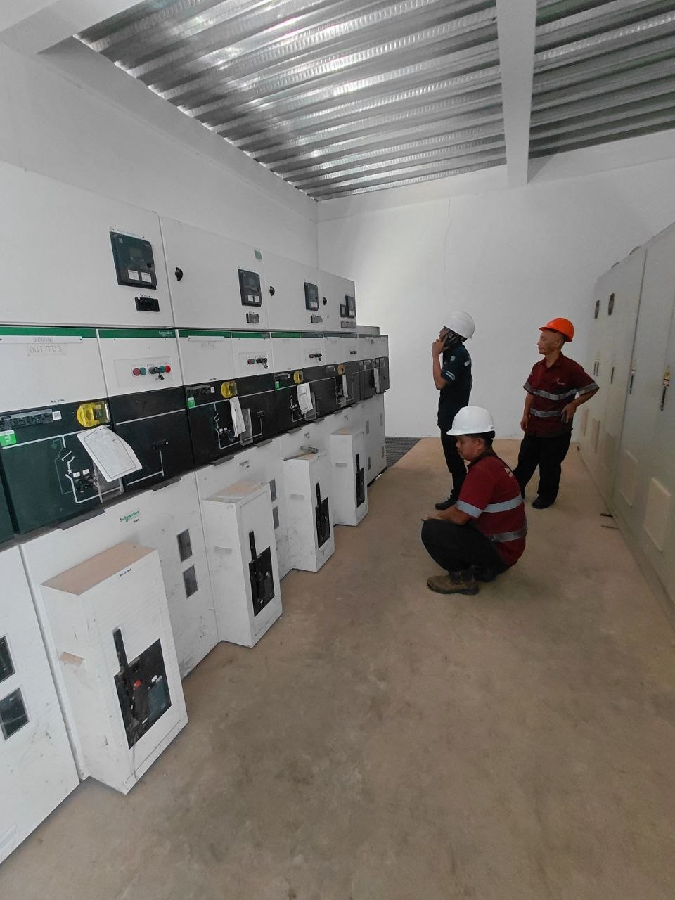 Pemasangan cubicle Schneider