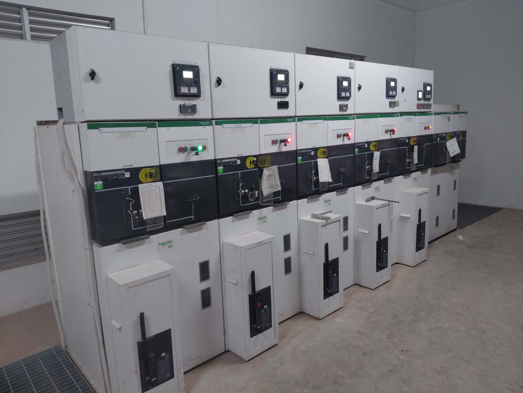 Deretan panel switchgear Schneider yang telah selesai dipasang dan beroperasi di ruang elektrikal