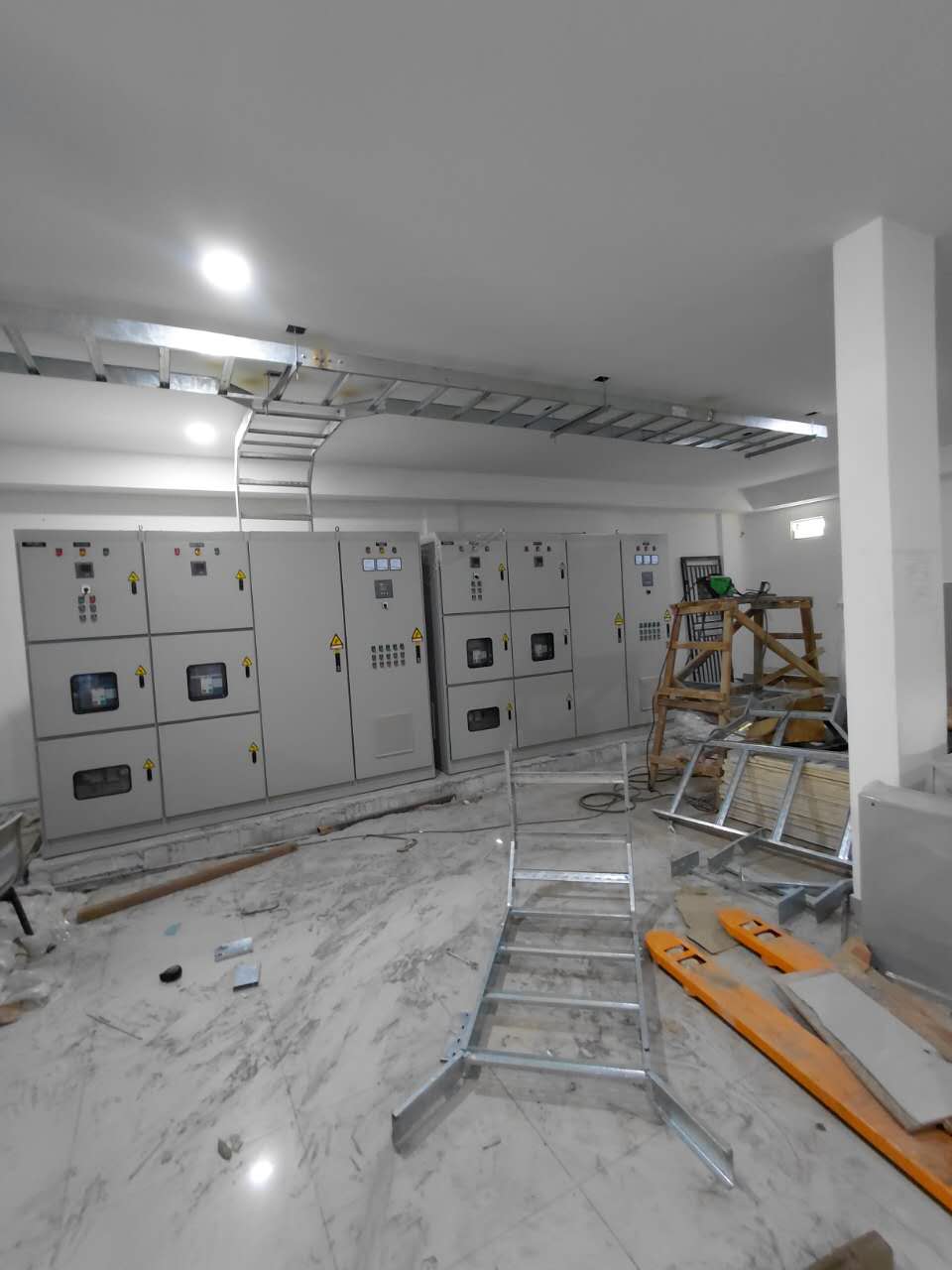 Panel elektrikal dan penopang kabel overhead selama instalasi berlangsung
