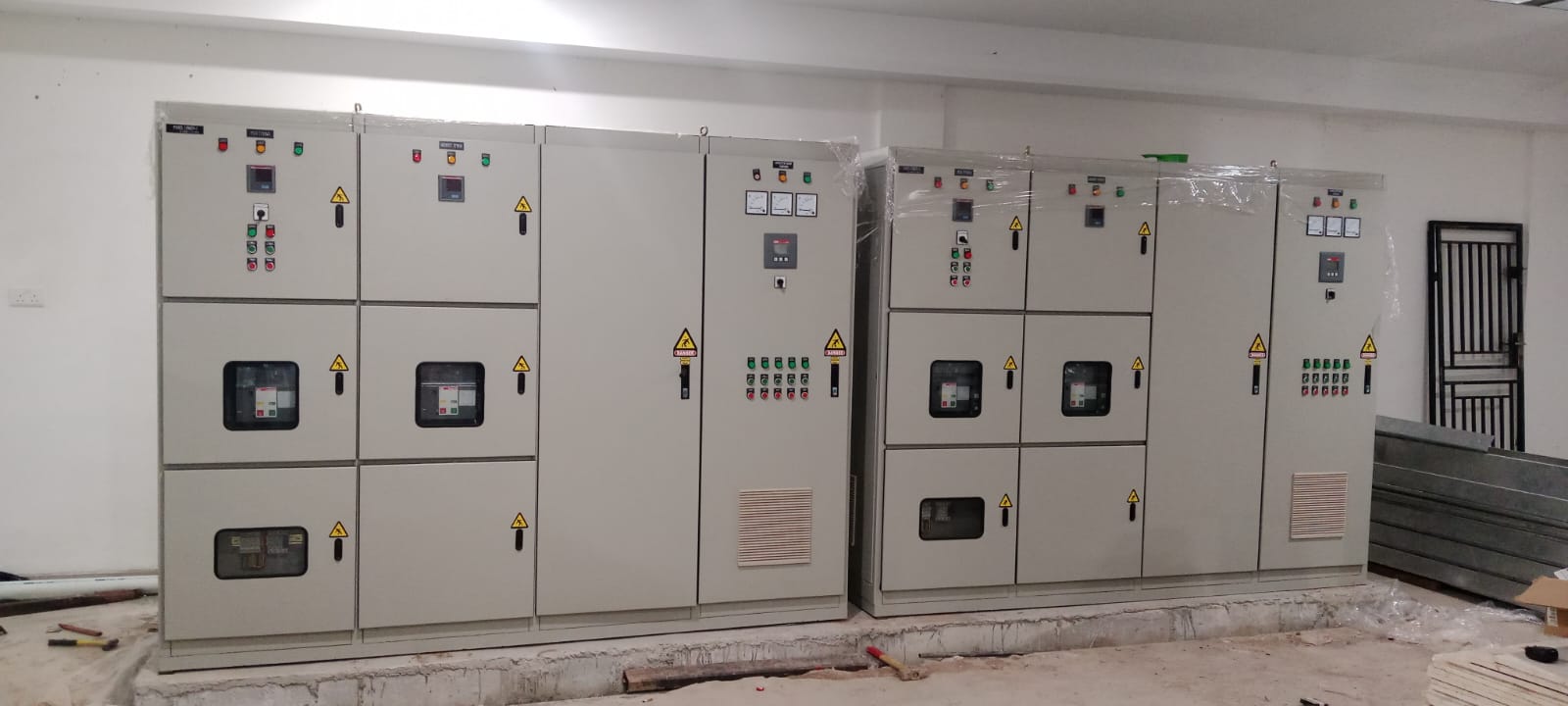 Deretan panel distribusi elektrikal yang baru selesai dipasang