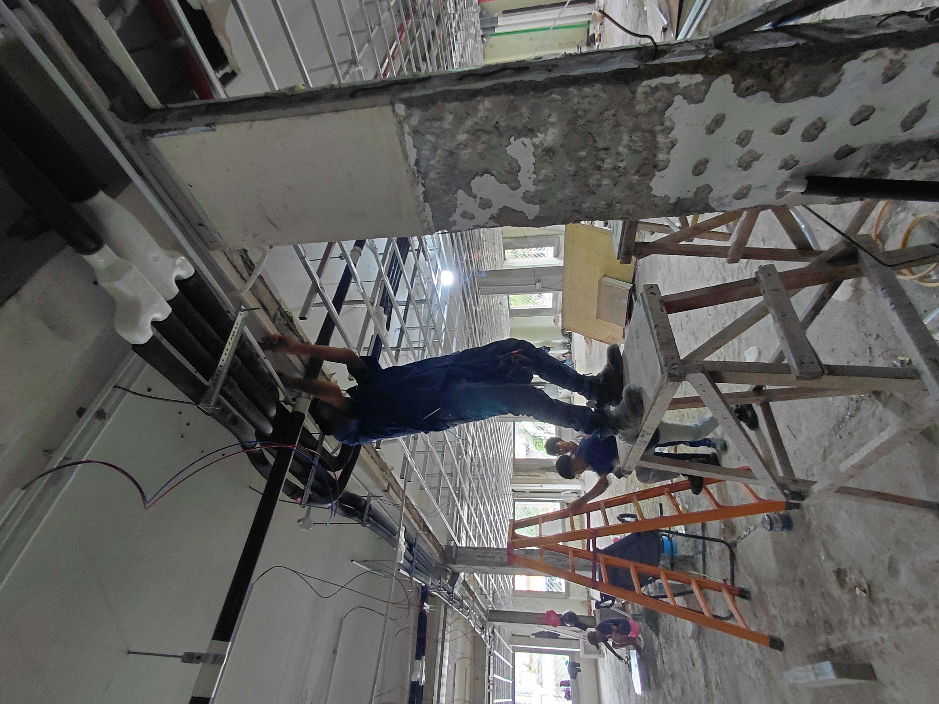 Teknisi memasang layanan elektrikal overhead dan penopang kabel